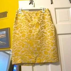 Elegant and beautiful all silk yellow skirt from Banana Republic. Size 4.
